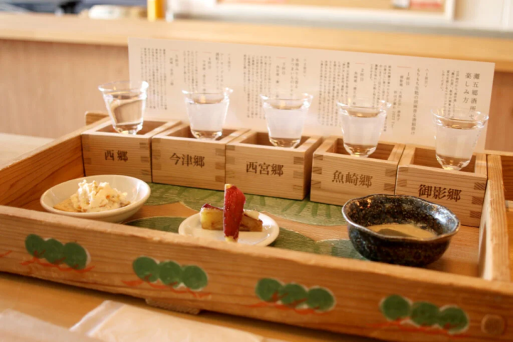 트레이는 누룩에서 사용되고 있던 누룩 뚜껑을 활용. 아티스트 마츠모토 나오 씨의 아트가되어있다 