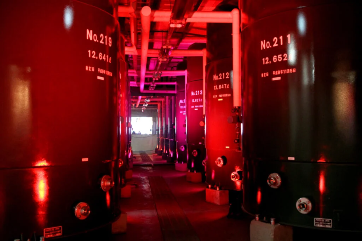 라이트 업 된 저장 탱크 