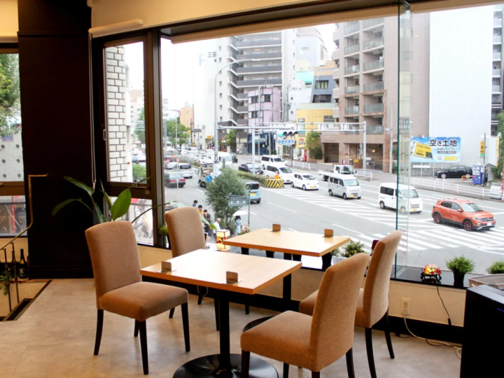 Special seats by the window where you can relax while looking at the scenery spreading out below you.
