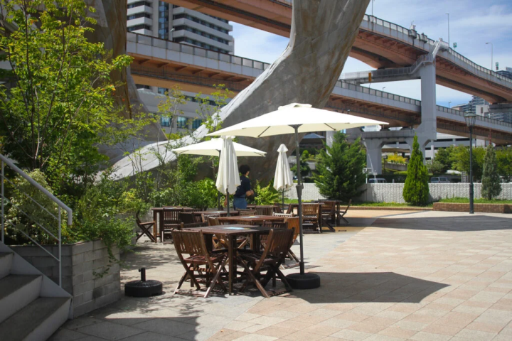 天氣晴朗時，建議使用露台座位。 