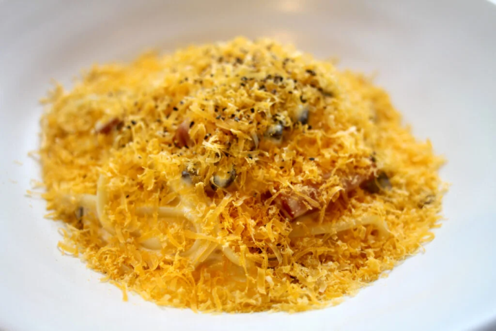 濃鬱的「TOOTH TOOTH Carbonara」(平日2200日圓、週六日及假日2420日圓)也很受歡迎。 