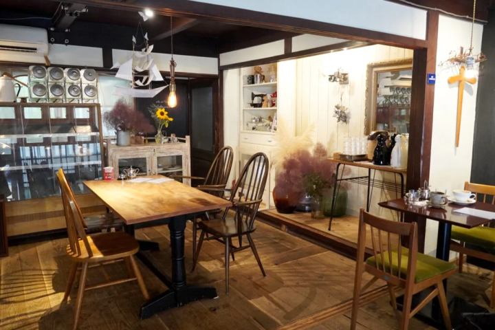 ตัวร้านเป็นบ้านพื้นเมืองเก่าแก่ที่ได้รับการปรับปรุงใหม่อย่างมีสไตล์ 