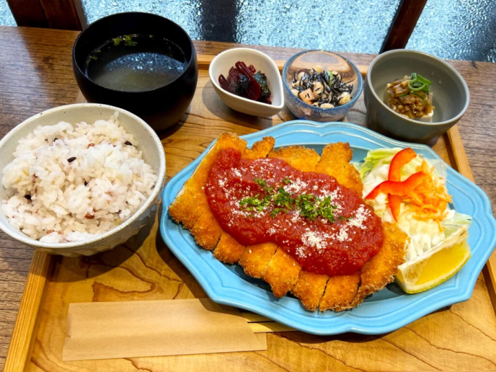 “ซุปหนึ่งจานและอาหารจานต่างๆ มากมาย” (1,320 เยน) 