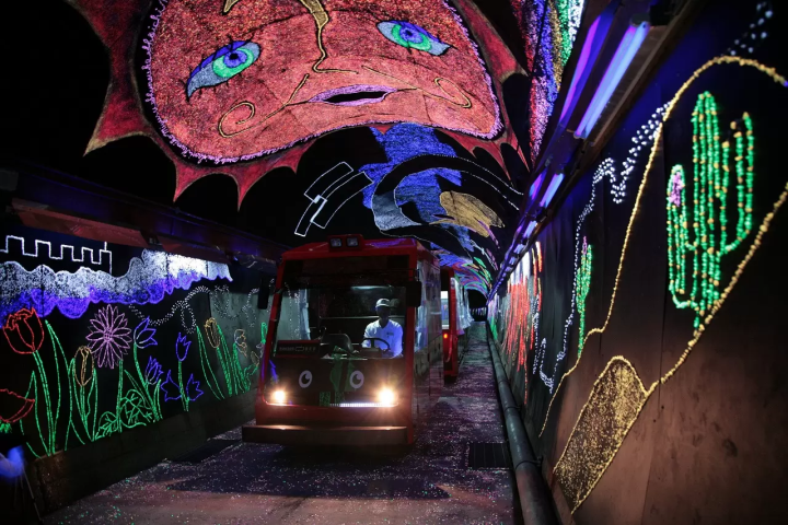 [เมืองอิวาคุนิ จังหวัดยามากุจิ] ไปที่นิชิกิโจ แหล่งกำเนิด "น้ำอันโด่งดังของอิวาคุนิ" กันเถอะ โดยนั่งรถไฟท้องถิ่นที่มีเอกลักษณ์เฉพาะตัวที่วิ่งไปตามลำธารใส!