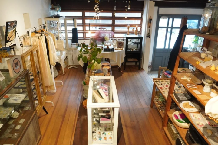 อุปกรณ์ตกแต่งที่มีสไตล์ เช่น ตู้โชว์ 