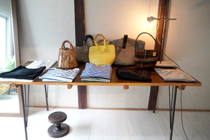 นอกจากเสื้อผ้าแล้วยังมีกระเป๋า ถุงเท้า ฯลฯ 