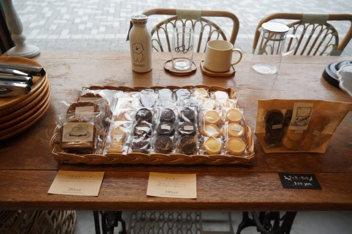 มีสินค้าให้เลือกมากมายเหมาะเป็นของฝาก 