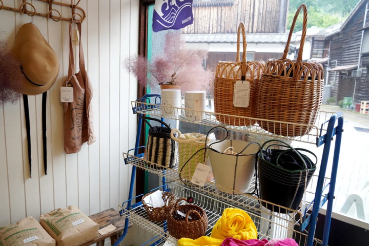 มีตะกร้ามากมาย ฯลฯ 