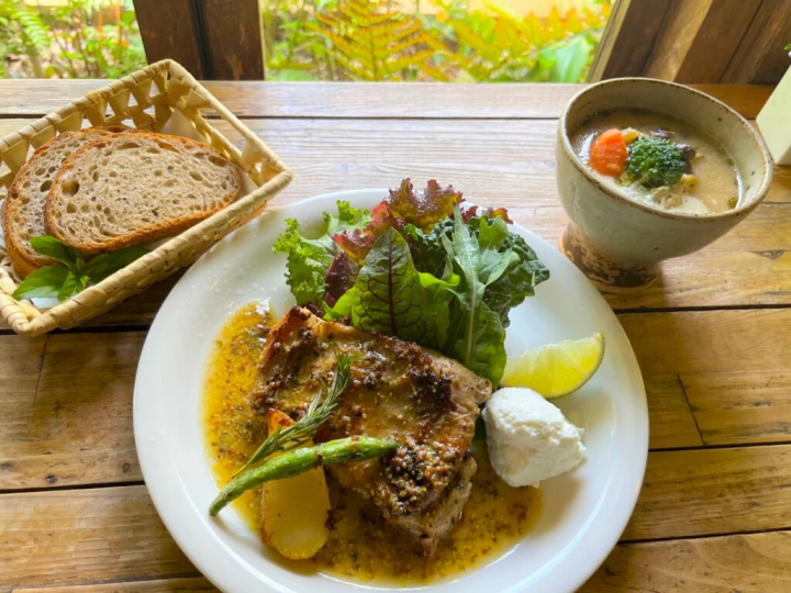 "Meat dish and whey stew set" (2,750 yen)