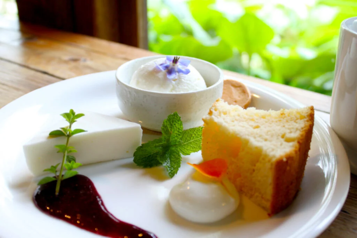 "Assortment of 3 kinds of dessert" (990 yen)