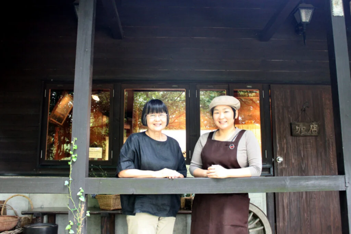 His wife, Kazuko (left), who has protected and nurtured the farm for many years, and his second daughter, Asako (right), who is in charge of the cheese house "Yargoi"