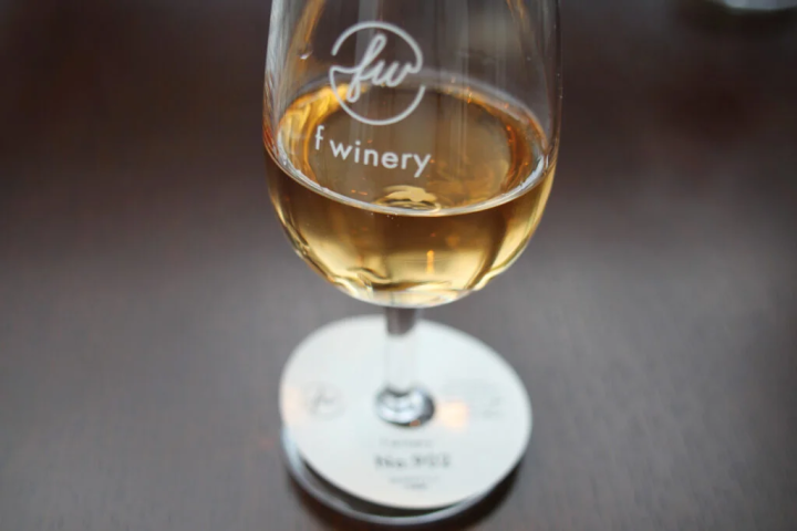 The orange wine "f winery 902" is made from Delaware grapes grown in Osaka. 