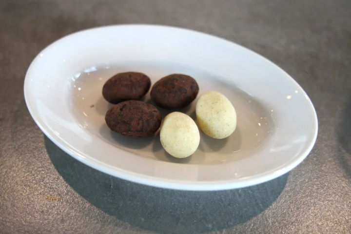 [Kobe City] Enjoy tasting and comparing wines at the small urban winery "f winery"