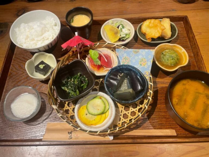 “Eight bowls of seasonal vegetables” 980 yen