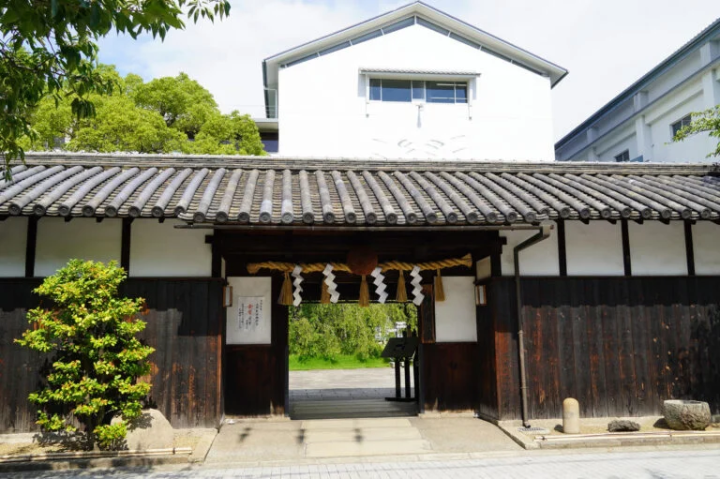 [เมืองโกเบ] ช่วงเวลาที่ดีในการเพลิดเพลินกับสาเกและโซบะท้องถิ่นที่โรงเหล้าสาเกเก่าแก่ “Kobe Shushinkan” ในมิคาเกะโกะ