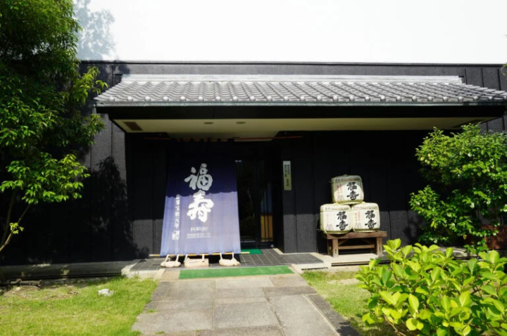 [เมืองโกเบ] ช่วงเวลาที่ดีในการเพลิดเพลินกับสาเกและโซบะท้องถิ่นที่โรงเหล้าสาเกเก่าแก่ “Kobe Shushinkan” ในมิคาเกะโกะ