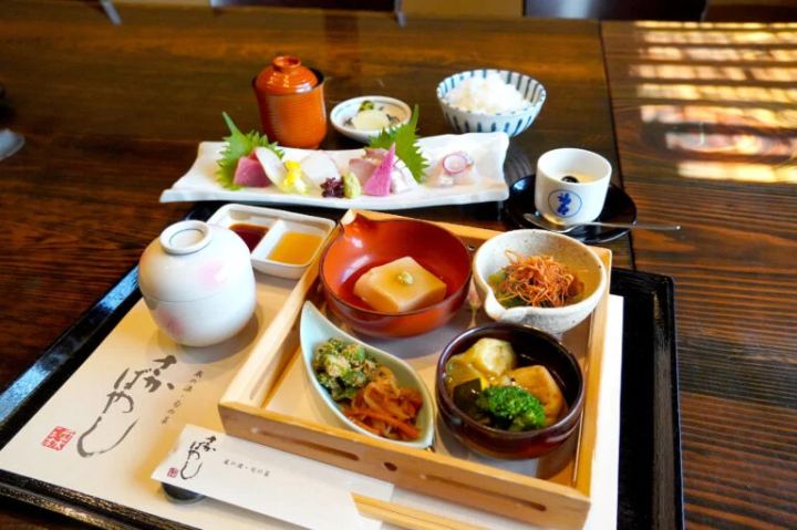 “โอสึคุริเซ็น” (2,500 เยน) นำเสนอปลาตามฤดูกาล 4 ชนิด