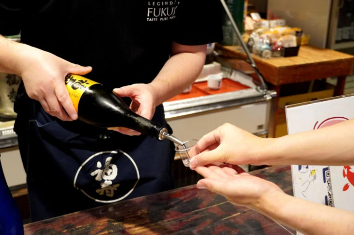 ชิมสาเกที่มุมชิม "โรงกลั่นเหล้าโทมิกุระ"