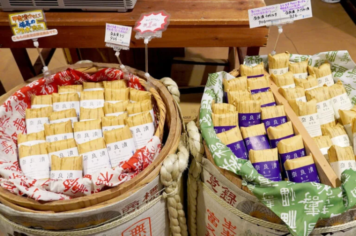 “ผักดองนาระ” (ราคาชิ้นละ 906 เยน ถึง 926 เยน)