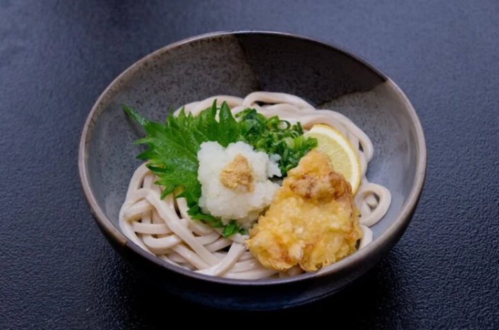 “鸡肉碎天妇罗浓汤乌冬面”（700日元） 