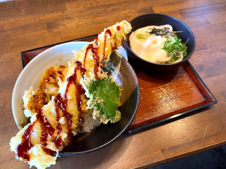 「吉仓丼套餐」（800日元～） ※图为海鳗天妇罗盖饭950日元 