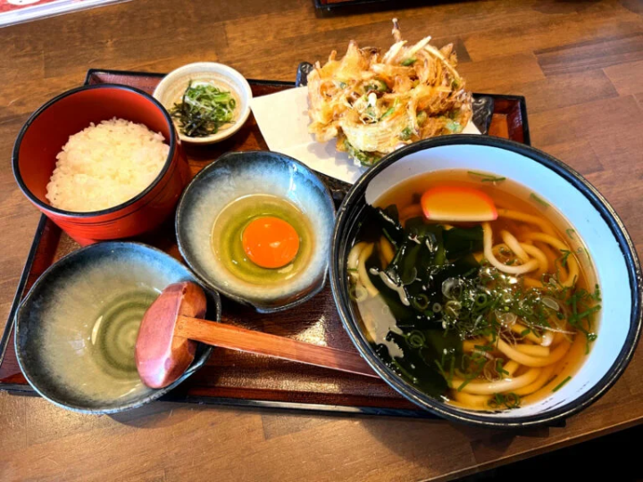 “吉仓乌冬面套餐”（750日元）～*照片为炸乌冬面（850日元） 