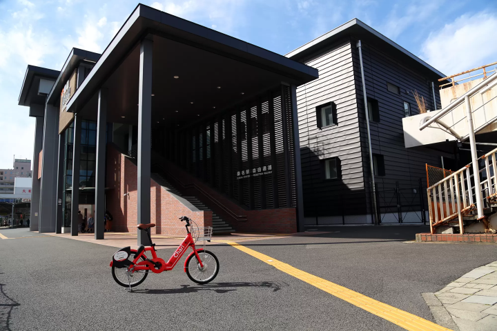 桑名车站采用深色、棕色和砖色调的组合，时尚而几何。和"Charichari"里一起去吧！ 