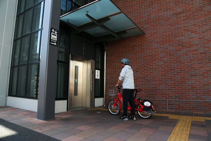 如果想使用免费通道，可以推着自行车乘电梯上去。 