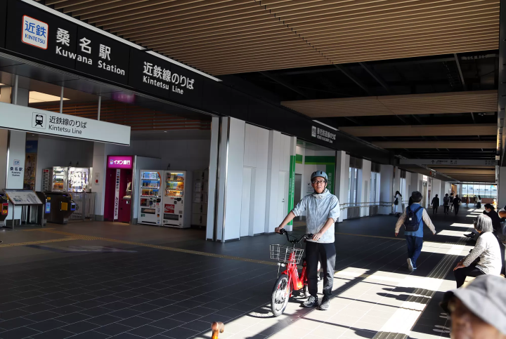 桑名站内免费通行。还有便利店和自动提款机。 