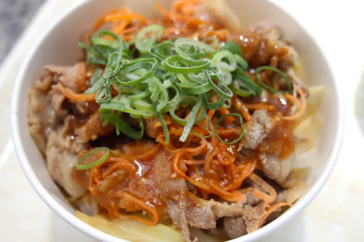 "Tonchandon" (900 yen) made with Tsushima wildcat rice 