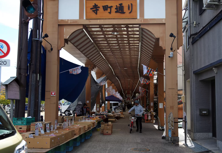 如果这一天落在三八市，那你就很幸运了。让我们购买当地的农产品并享受交谈的乐趣。 