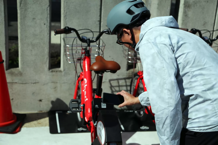 在"Charichari"正在进行一项社会实验，你可以使用智能手机借用它。 