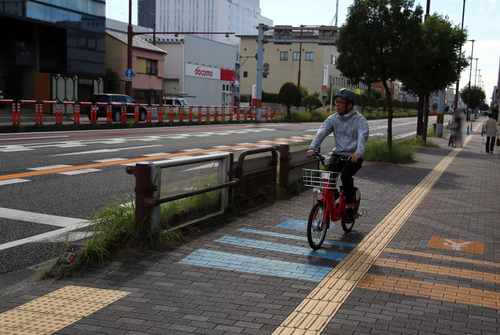 国道1号沿线的人行道上有自行车道。 