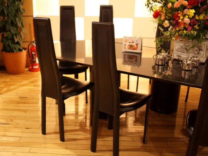 椅子来自意大利奢侈家具店Cassina。 