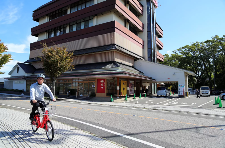 在附近的柿安总店，您可以品尝到寿喜烧和涮锅等著名的肉类菜肴。 