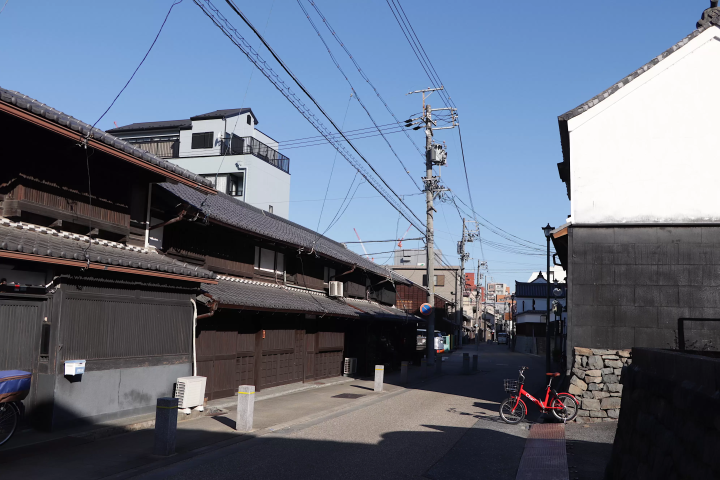 从名站步行约15分钟即可到达四道。突然回到江户时代 