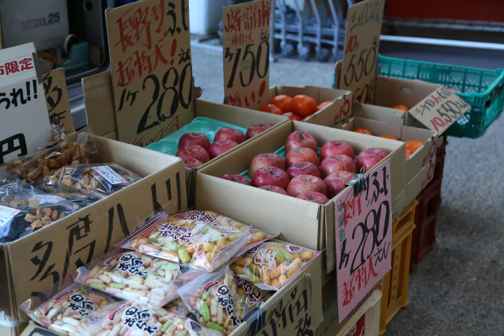 即使不是第 38 天，也有一些商店开门营业。 