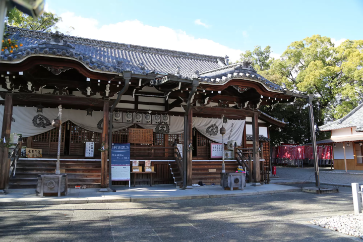 桑名神社（俗称春日神社）是桑名神社与中富神社并列的罕见神社。 