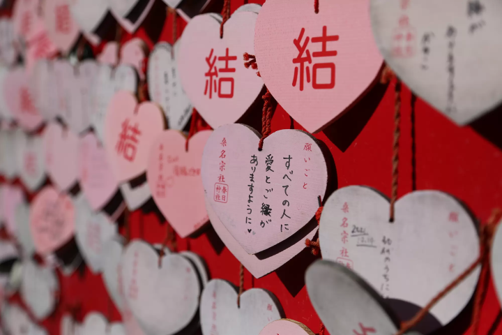 据说桑名神社和中富神社和谐排列的景象会带来好姻缘，关于结婚的要求也很多。 