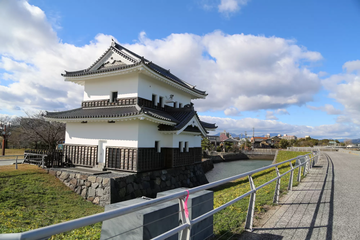 防洪管理大楼。外观也有一种优雅的气质。水门的另一边是七里法师。 （从这里不能前往七里渡轮。） 