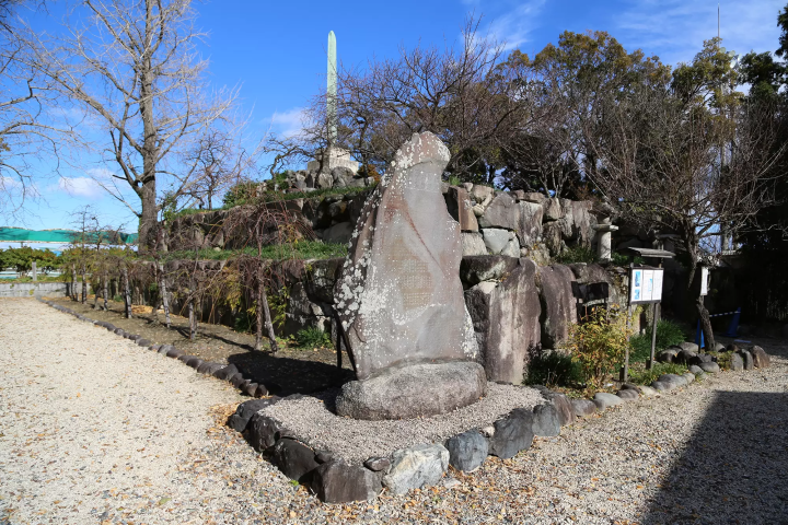 桑名城天守阁遗址。剑形青铜“戊辰烈士灵魂纪念碑”位于后中央，一直延伸到天空。 