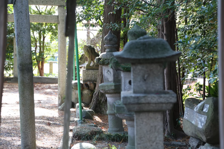 与附近车水马龙的气氛不同，四国集国神社周围充满了安静而庄严的气氛。 