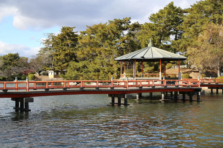 被护城河和池塘包围的休华公园，可以感受到负离子 