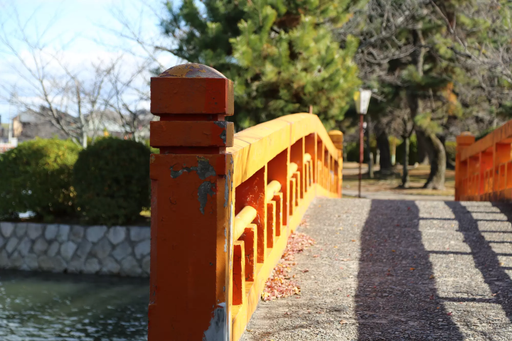 桥栏杆的味道很好。 