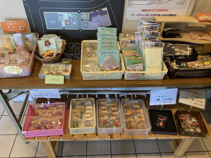 我们还出售蛤类商品。 