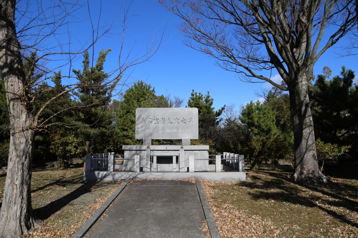 쿠와나 공습 위령비. 공습의 비참함을 이야기하기 위해 세워졌습니다. 