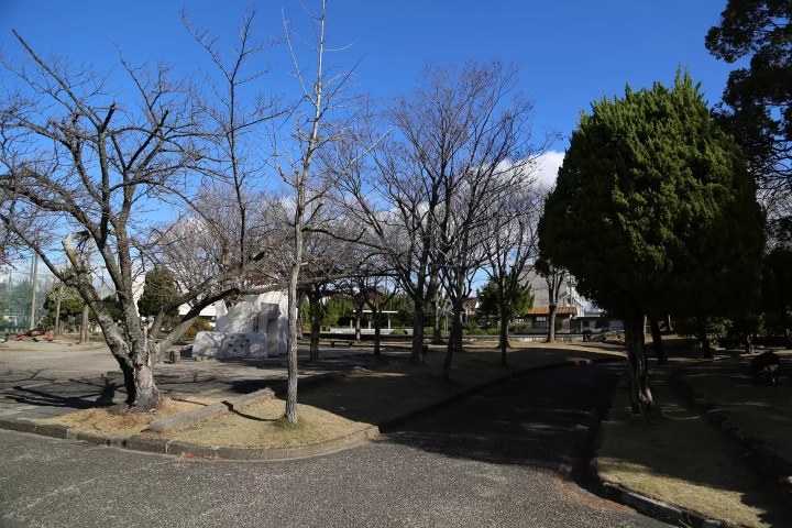 광장과 놀이터 구역도 있습니다. 