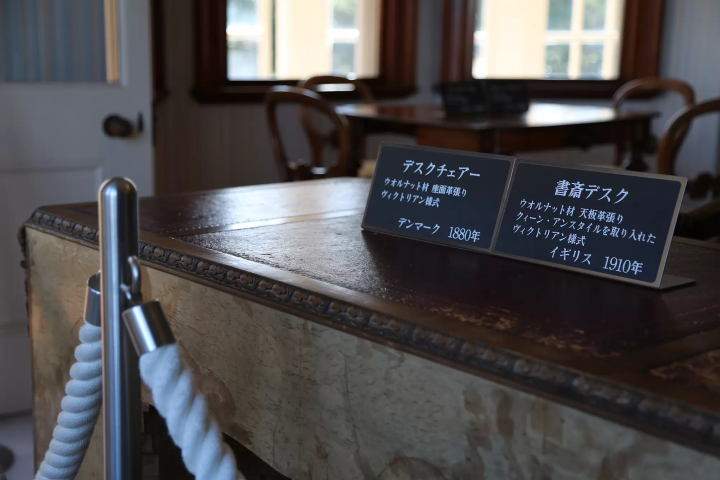 서양에서 역사적으로 오래된 가구도 많이 볼 수 있습니다. 