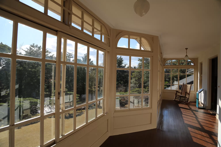 서양관 2층의 선룸에서 바라보는 정원. 햇빛이 따뜻한 