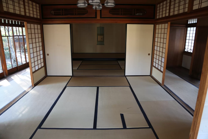 멀리 집은 다다미 깔개 
